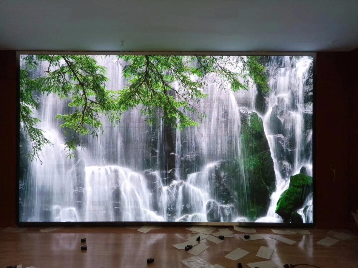 濰坊地理測繪局室內(nèi)P2.5全彩屏加班加點(diǎn)完工，等著看十九大呢